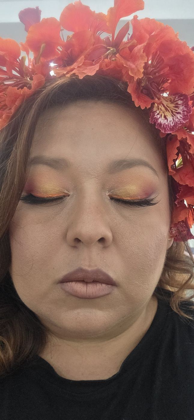 Look con tocado de flores y delineado cálido