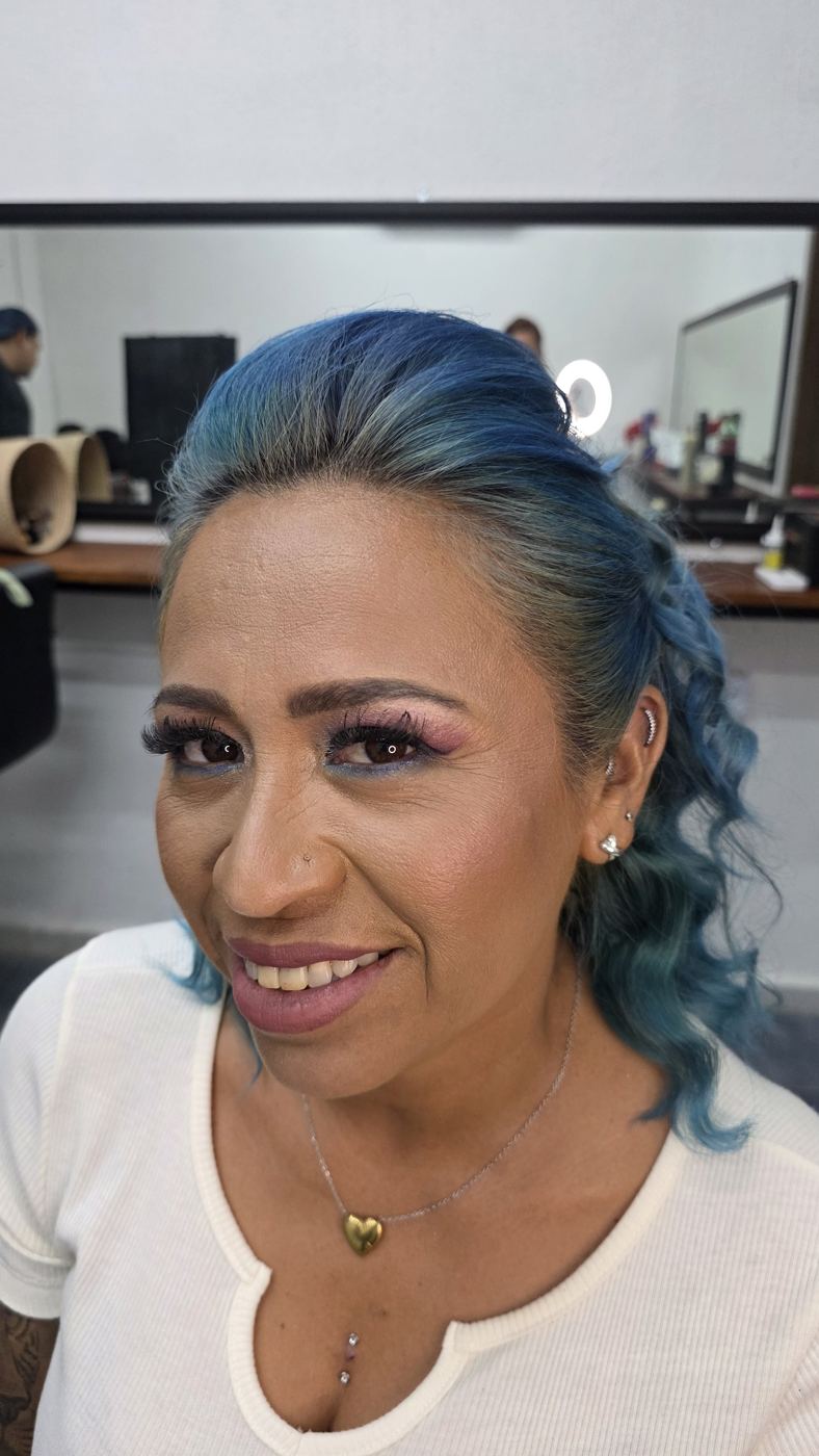 Modelo sonriendo con maquillaje terminado de noche