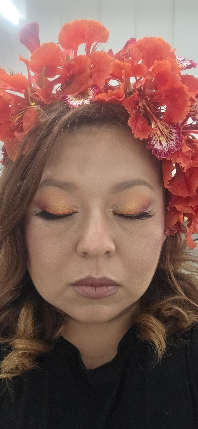 Ojos cerrados con sombra naranja y tocado de flores
